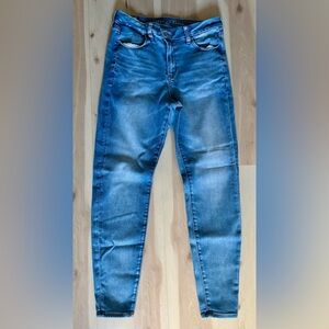 American Eagle 8 Jegging Curvy High Rise Light Wash 29 inseam V Shape Front